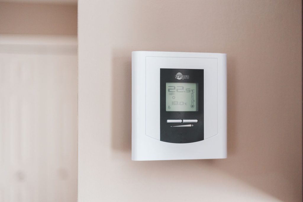Thermostat d'ambiance fixé au mur