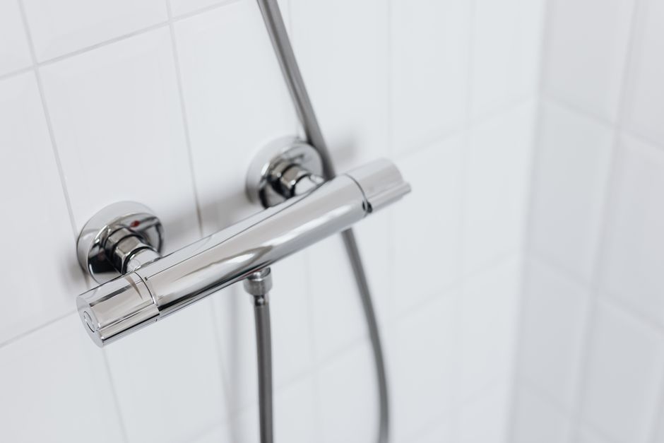 Mitigeur de douche thermostatique installé sur carrelage mural