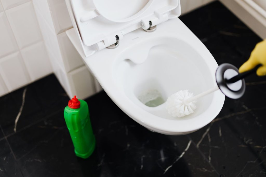 Déboucher des toilettes