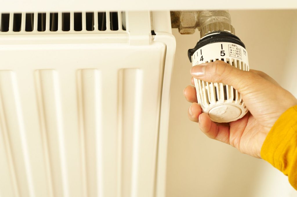 Purge d'un radiateur avec une clé de purge