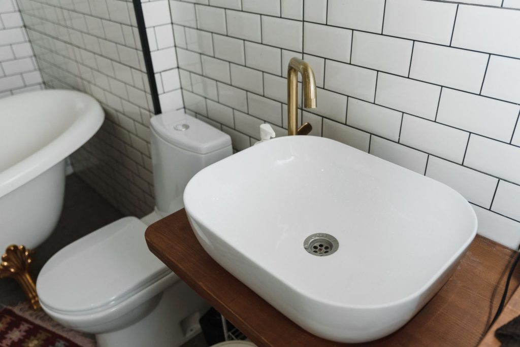 Base de cuvette de WC au sol carrelé, zone du joint de cuvette