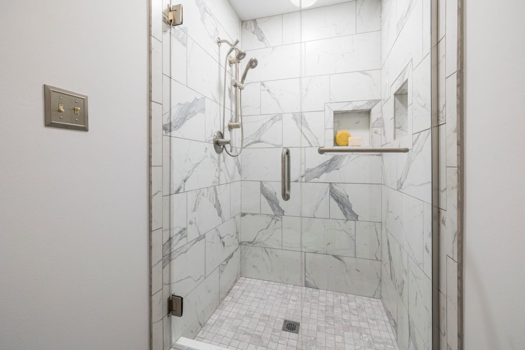 Receveur de douche carrelé en mosaïque dans une cabine à l'italienne