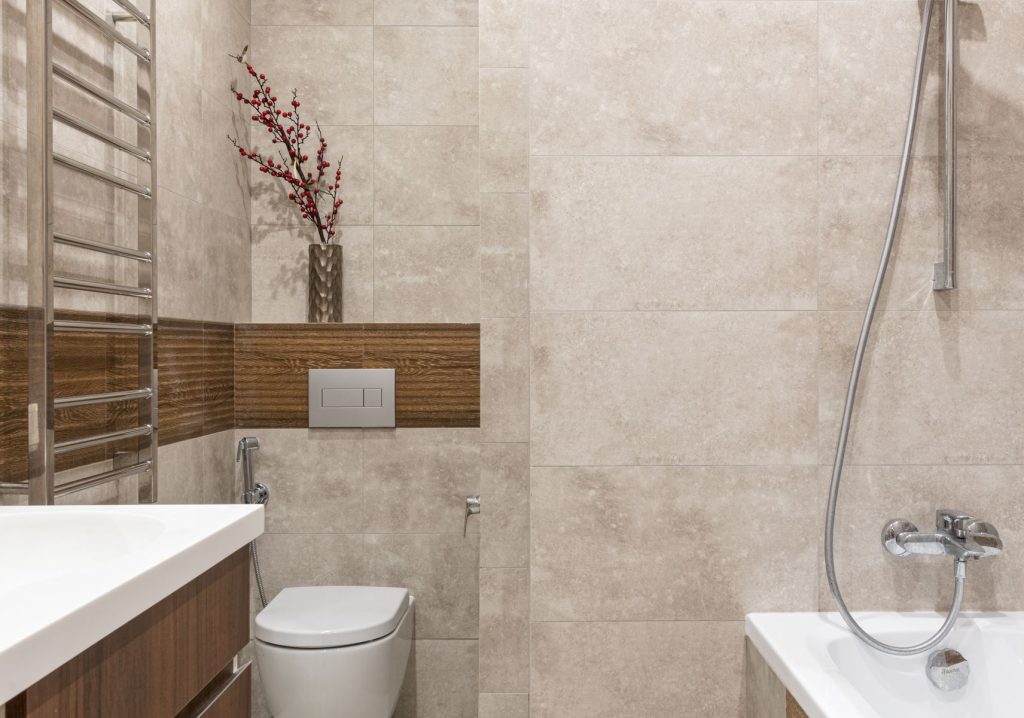 Cuvette de WC en céramique blanche dans une salle de bain moderne