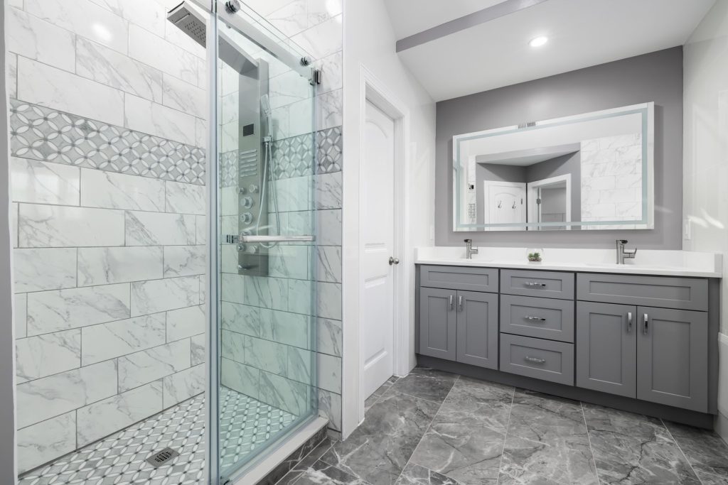 Douche moderne avec grille de bonde visible au sol