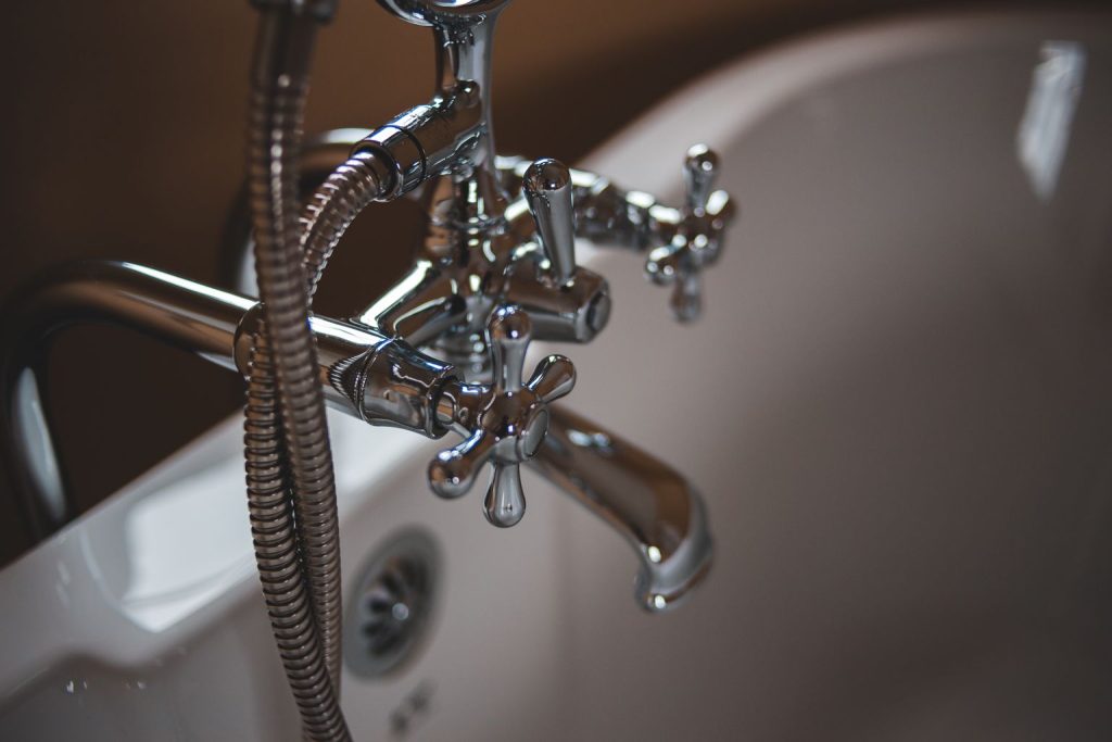 Robinet de baignoire chrome avec douchette amovible reliee par flexible