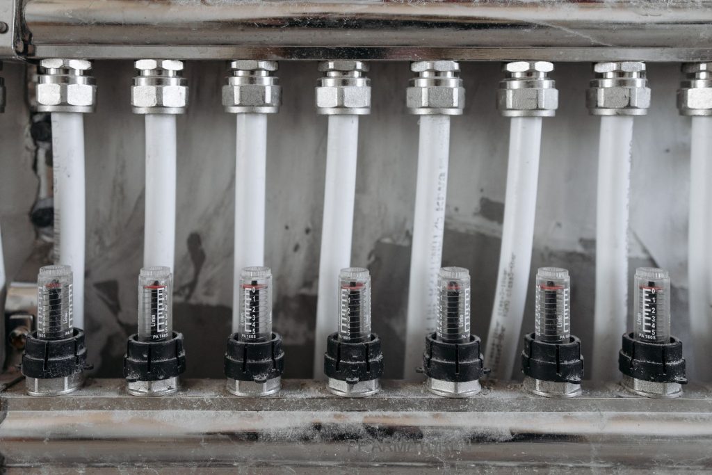 Système de traitement de l'eau avec débitmètres
