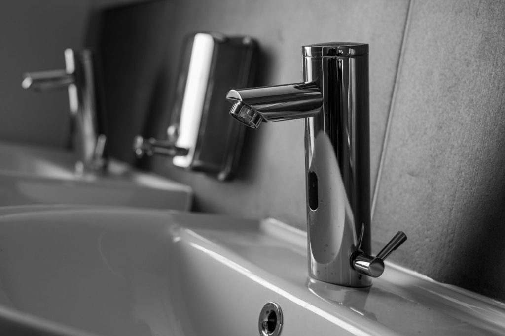 Double vasque de salle de bain avec deux mitigeurs de lavabo installés