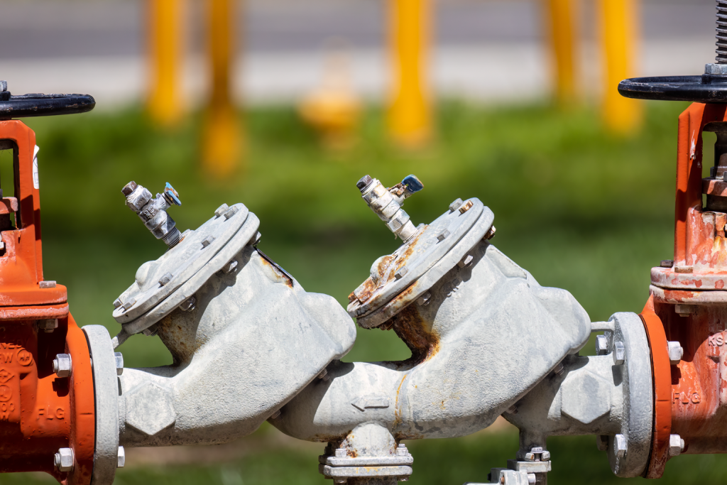 Clapet anti-retour double installé sur une canalisation, avec indicateur de sens de circulation