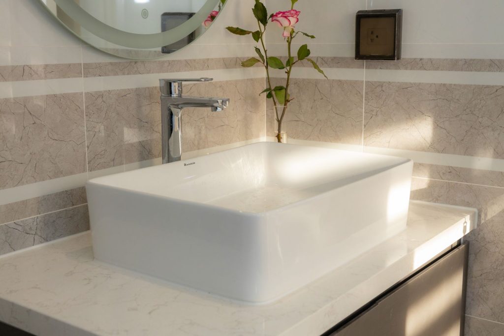 Vasque à poser blanche avec mitigeur de lavabo chromé monotrou