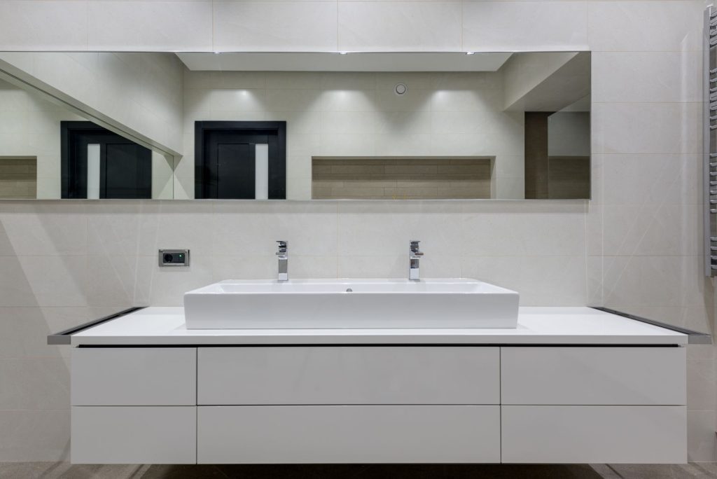 Vasque à poser avec mitigeur de lavabo en finition dorée