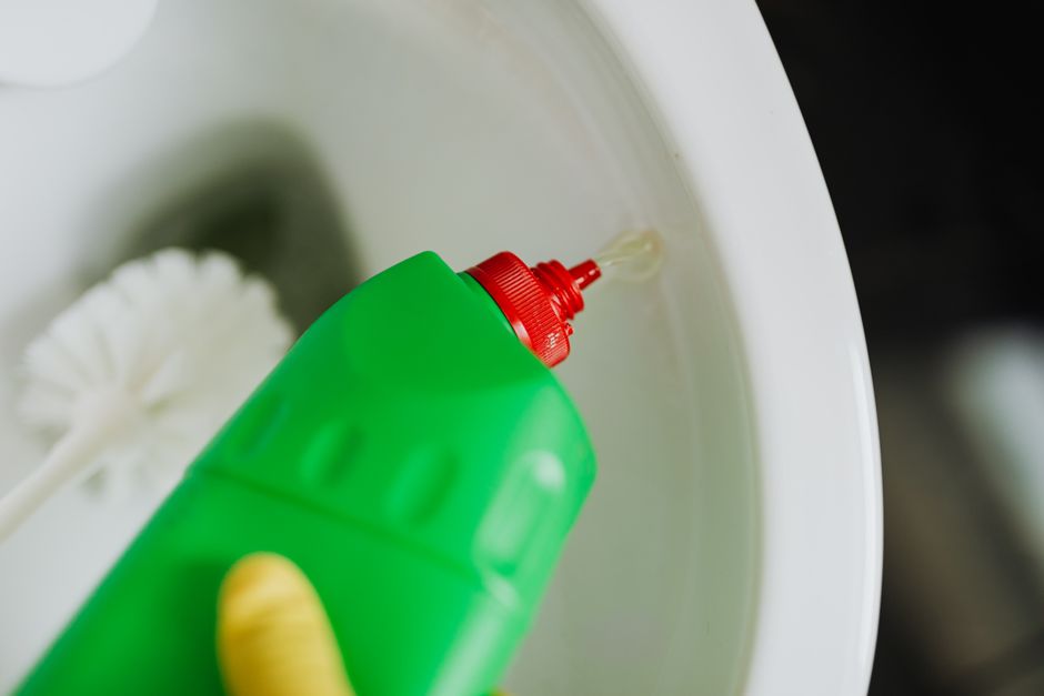 Produit déboucheur versé dans une cuvette de WC