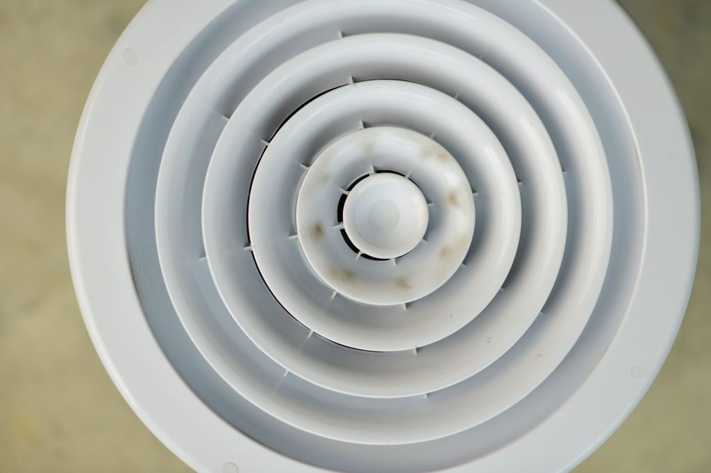 Bouche d'aération ronde blanche vue de près