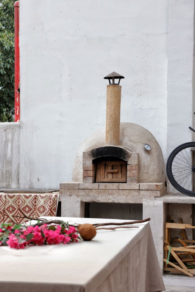 Four à pizza au bois en extérieur avec son conduit de fumée