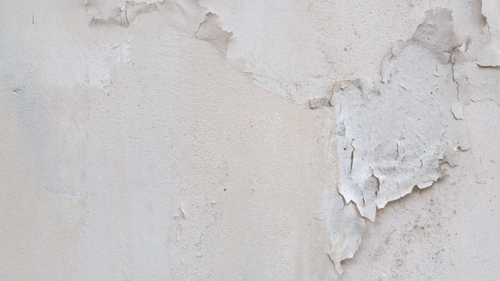Peinture qui cloque et se décolle sur un mur intérieur humide