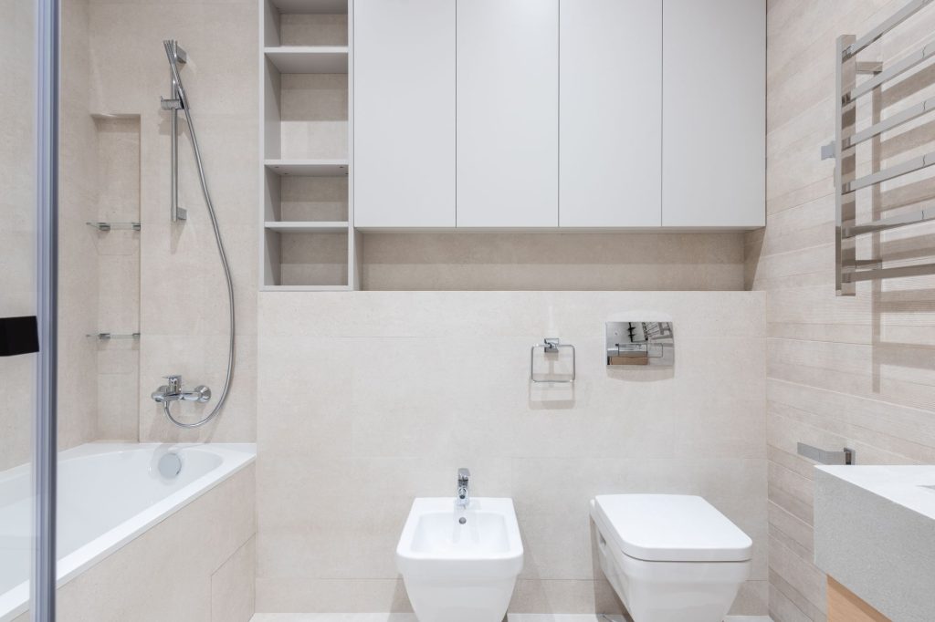 Bidet et urinoir : robinet, siphon et bonde, bien les choisir