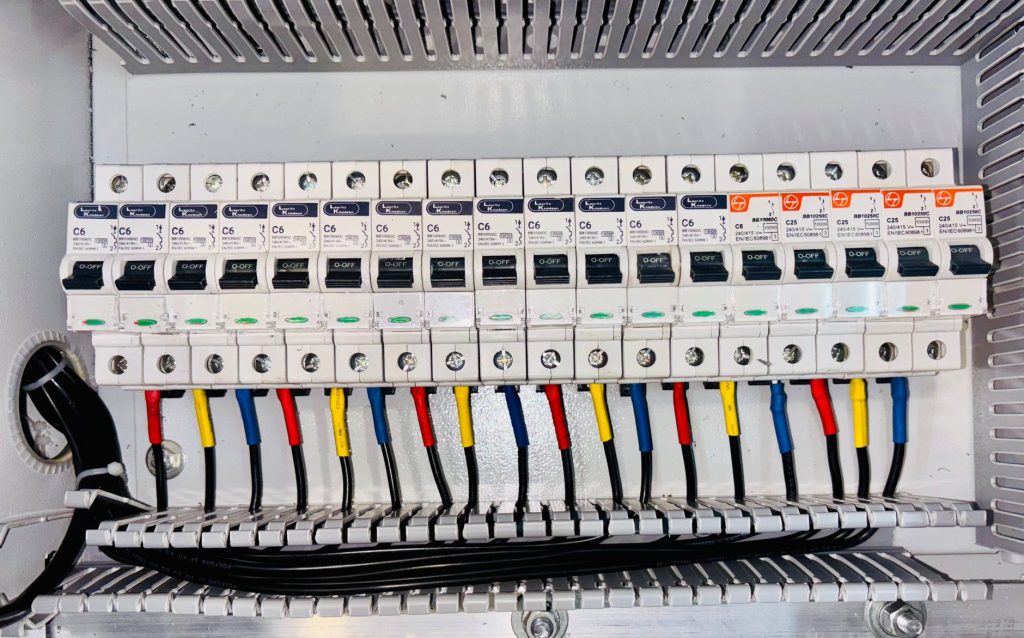 Rangée de disjoncteurs modulaires dans un tableau électrique