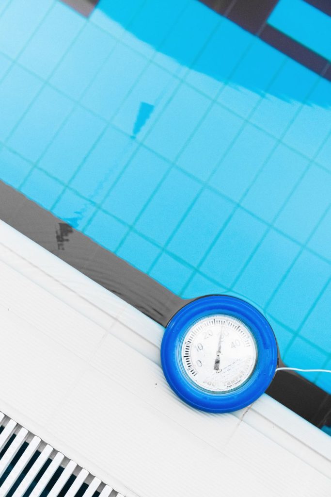 Thermomètre flottant de piscine posé au bord du bassin